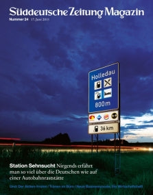 Titelbild eines deutschen Magazins mit einem blauen Autobahnraststättenschild und einem wolkenverhangenen Himmel in der Abenddämmerung; der Text ist in Deutsch.