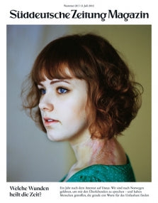 Eine Frau mit kurzen braunen Haaren schaut zur Seite; deutsches Zeitschriftencover mit Text über ihrem Kopf.