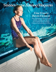 Auf dem Titelbild eines Magazins sitzt eine Frau im Badeanzug am Rande eines Schwimmbeckens, das Wasser hinter ihr.