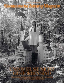 Eine Frau in einem weißen Kleid steht neben Miniaturschlössern in einem Wald, der Text einer Zeitschrift ist überlagert.