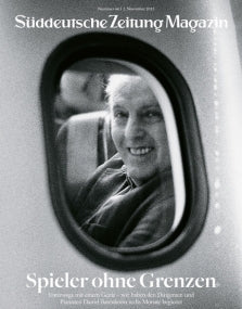Auf dem Titelbild des Süddeutsche Zeitung Magazins ist ein älterer Mann zu sehen, der durch ein Flugzeugfenster lächelt.