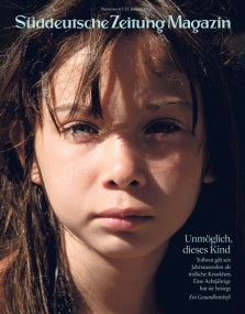Nahaufnahme eines jungen Mädchens mit braunem Haar und grünen Augen auf der Titelseite des Süddeutsche Zeitung Magazins.