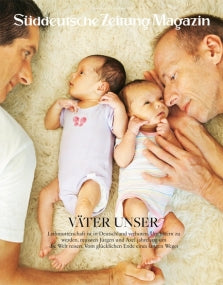 Zwei Männer liegen auf einem Teppich und stehen zwei Babys in Stramplern gegenüber, die sich alle an den Händen halten. Der Text der Zeitschrift überlagert das Bild.