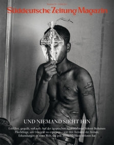 Auf dem Cover des Süddeutsche Zeitung Magazins hält sich eine Person ohne Hemd eine Folienmaske vor das Gesicht.