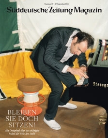 Ein Mann im Anzug beugt sich über ein Klavier und drückt die Tasten, auf dem Titelbild des Süddeutsche Zeitung Magazins.