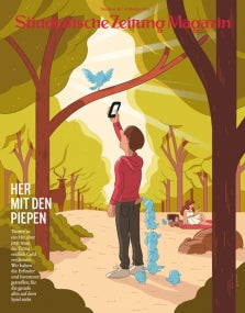 Eine Person macht ein Selfie mit einem blauen Vogel in einem Park, während weitere blaue Vögel auf dem Weg dahinter folgen.