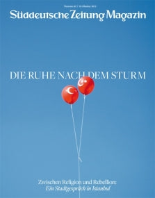 Zwei rote Luftballons mit türkischen Flaggen schweben vor einem strahlend blauen Himmel auf dem Titelbild einer Zeitschrift.