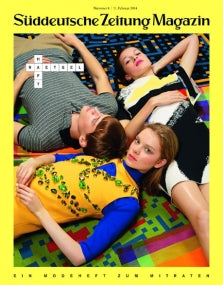 Drei bunt gekleidete Menschen liegen auf einem gemusterten Boden, abgebildet auf dem Cover des Süddeutsche Zeitung Magazins.