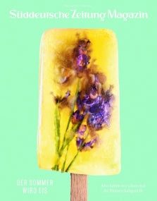 Ein gelbes Eis am Stiel mit lila Blumen im Inneren vor einem hellgrünen Hintergrund.