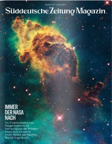 Titelseite des Süddeutsche Zeitung Magazins mit einem farbenfrohen NASA-Weltraumnebelbild und deutschem Text darüber.