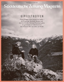 Zwei Menschen sitzen auf einem Felsen mit Bergen im Hintergrund; Titelbild des Süddeutsche Zeitung Magazins.