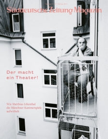 Mann auf einem kleinen Balkon sitzend, den Kopf auf die Hand gestützt, darüber der Text Der macht ein Theater!.