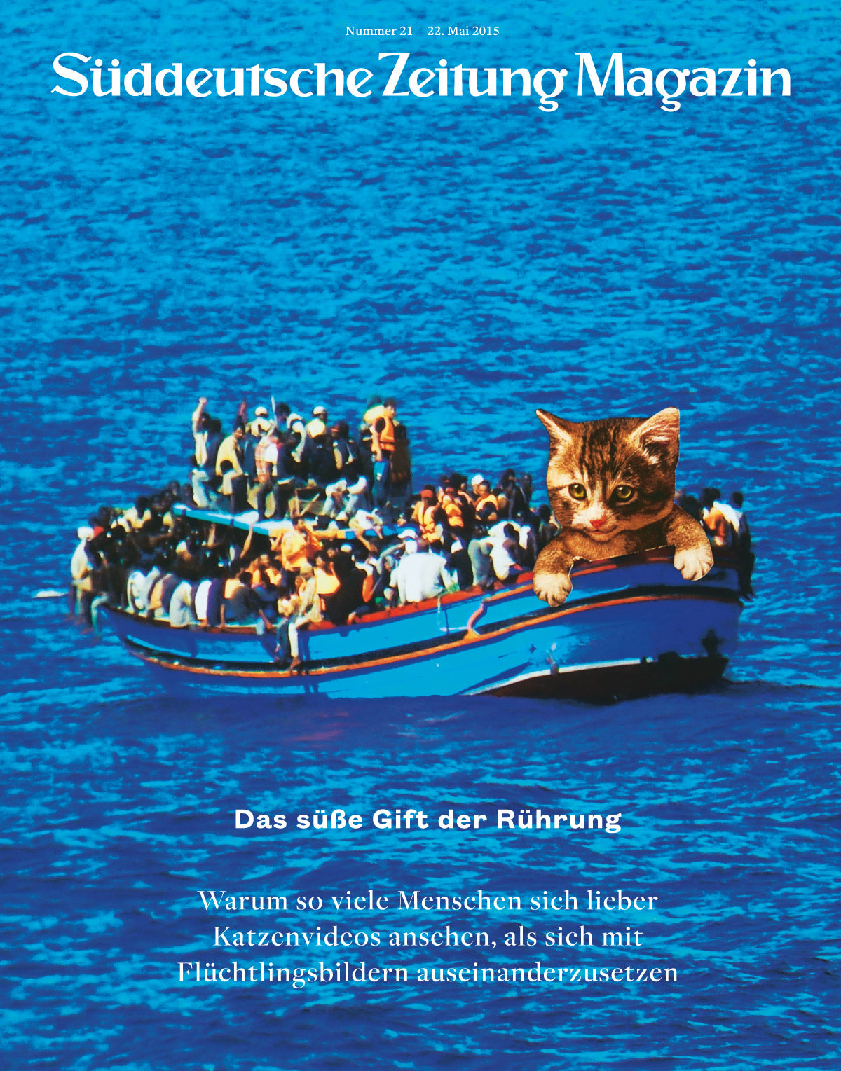 Ein überfülltes Flüchtlingsboot auf See mit einem großen Katzenkopf im Vordergrund, unter einem deutschen Zeitschriftentitel.