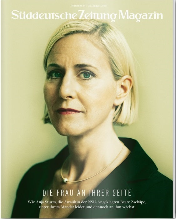 Eine seriöse blonde Frau in einem schwarzen Oberteil auf dem Cover des Süddeutsche Zeitung Magazins.