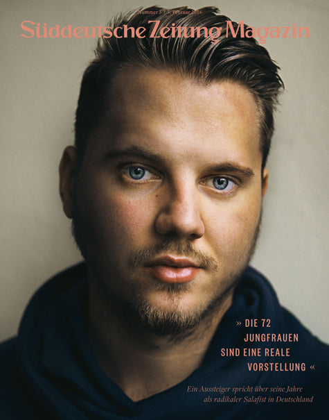 Ein junger Mann mit kurzen Haaren und gestutztem Bart schaut auf dem Titelbild einer Zeitschrift ernst in die Kamera.