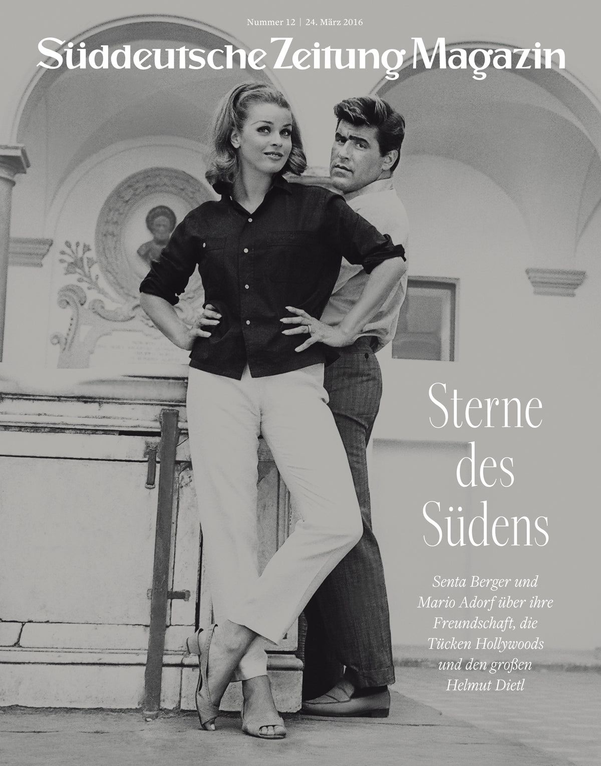 Eine stilvolle Frau und ein stilvoller Mann posieren zusammen in Vintage-Kleidung auf dem Cover des Süddeutsche Zeitung Magazins.