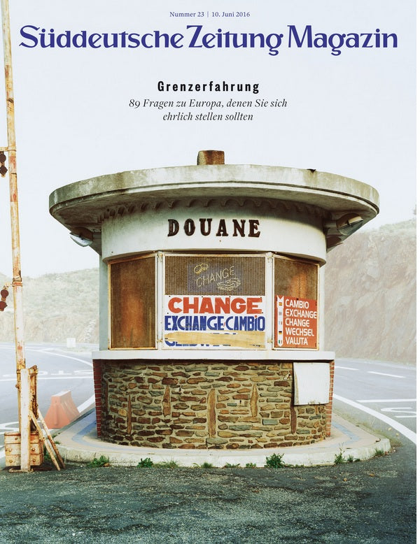 Ein kleiner, runder Grenzkontrollstand mit der Aufschrift DOUANE und Schildern zum Geldumtausch in mehreren Sprachen.