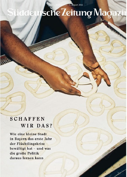 Hände formen Brezelteig auf einem Backblech, abgebildet auf der Titelseite des Süddeutsche Zeitung Magazins.