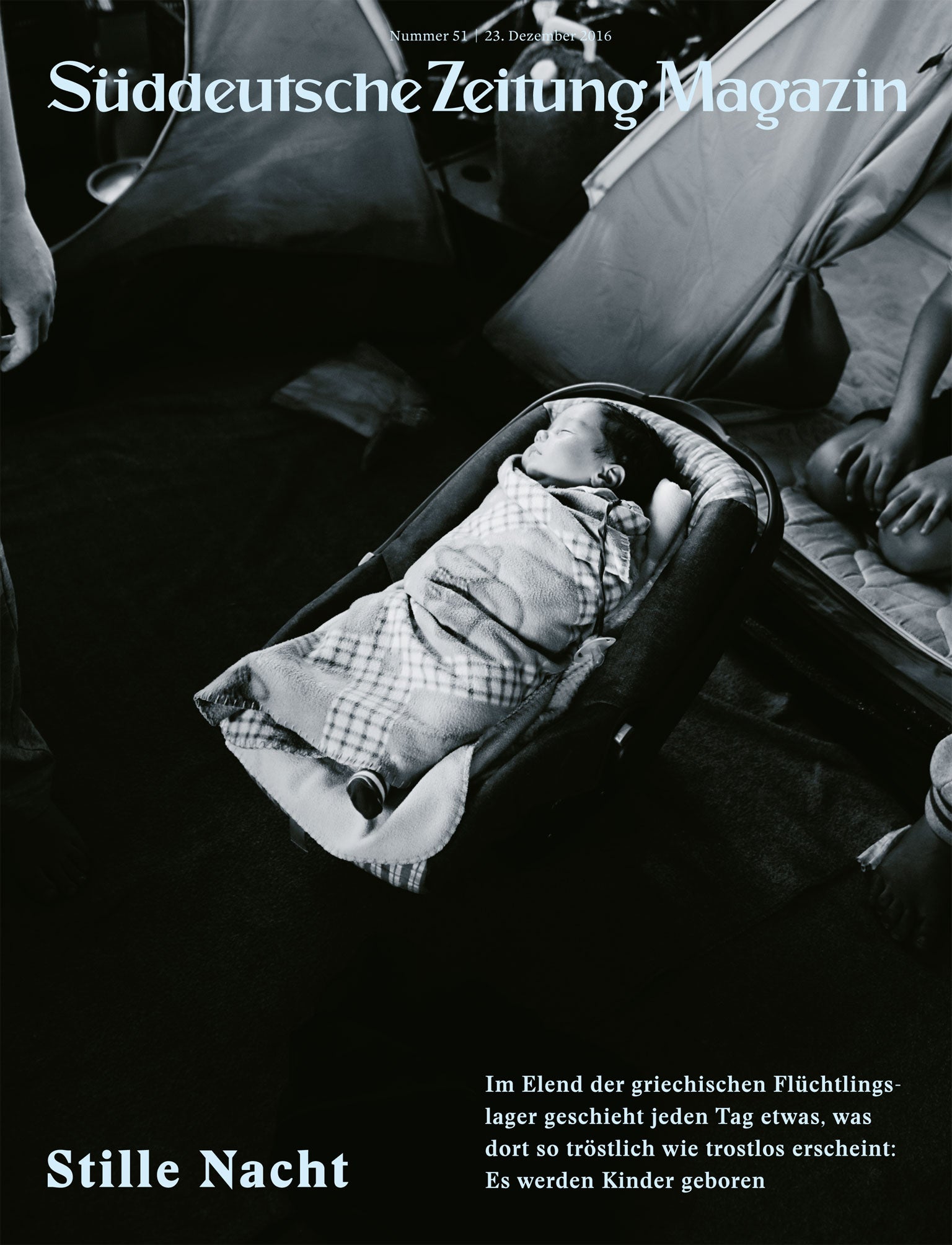 Ein Baby schläft in einer Babytrage, umgeben von Menschen in einem Flüchtlingslager.