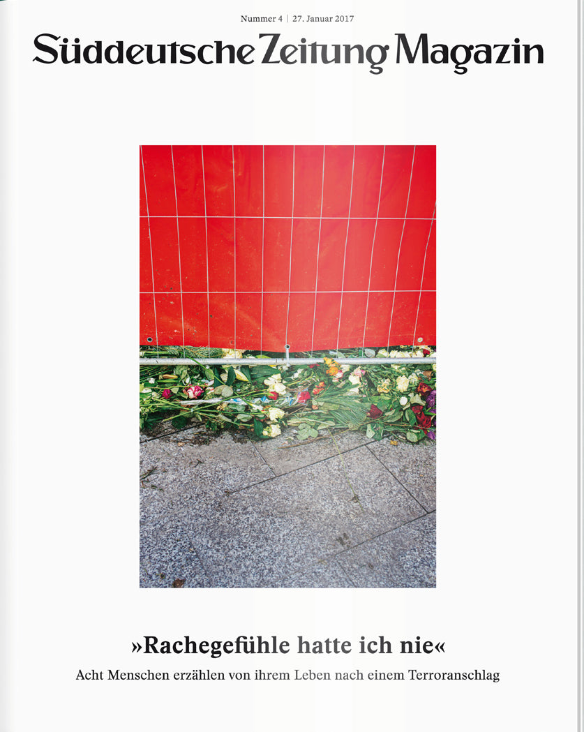 Eine rote Mauer mit Blumen am Boden, abgebildet auf der Titelseite des Süddeutsche Zeitung Magazins.