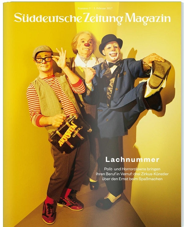 Drei Clowns in bunten Kostümen posieren spielerisch für das Cover des Süddeutsche Zeitung Magazins.