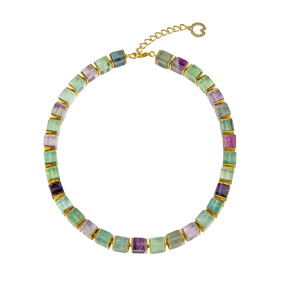 Perlenkette mit quadratischen grünen, violetten und rosa Steinen und goldenen Abstandshaltern, mit einem goldenen Verschluss versehen.