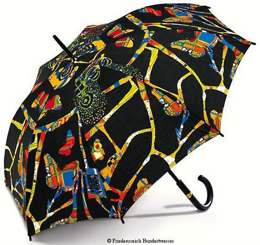 Bunter Regenschirm mit abstrakten, lebendigen Mustern und schwarzem Hintergrund mit gelben, roten und blauen Akzenten.