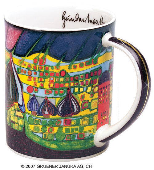 Farbenfrohe Tasse mit abstraktem Stadtbilddesign und Unterschrift am Rand; mit gewölbten Gebäuden und hellen Mustern.