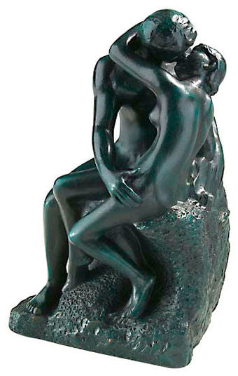 Bronzeskulptur zweier nackter Figuren, die sich auf einem Felsen sitzend leidenschaftlich umarmen und küssen.