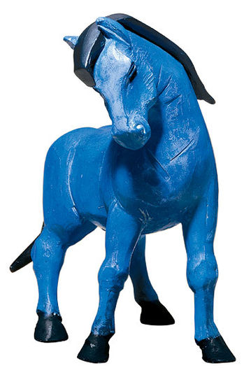Eine blaue Pferdefigur mit schwarzer Mähne, die steht und nach links unten blickt.