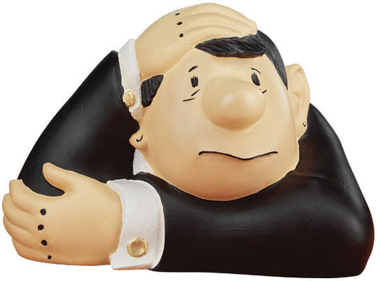 Cartoonartige Figur eines Mannes im Anzug, der verwirrt dreinschaut, eine Hand auf dem Kopf und die andere verschränkt hält.