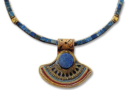 Perlenkette in Blau und Gold mit einem fächerförmigen Anhänger mit komplizierten Mustern und farbenfrohen Akzenten.