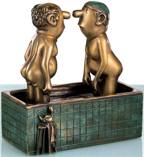 Bronzeskulptur zweier nackter Männer, die einander gegenüber in einer gefliesten Badewanne stehen, mit einem Handtuch und einer Gummiente in der Nähe.