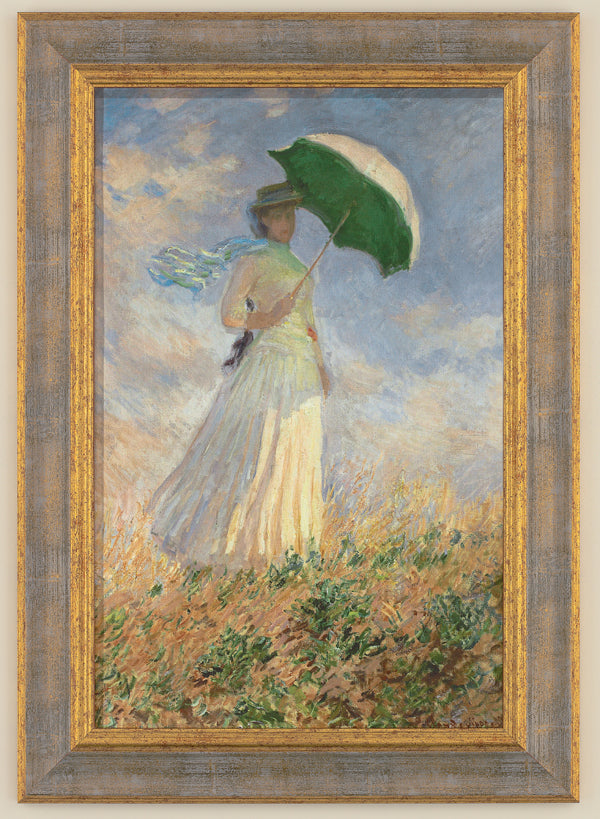Eine Frau in einem weißen Kleid hält einen grünen Regenschirm und steht auf einem sonnenbeschienenen Feld unter einem blauen Himmel.