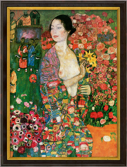 Eine Frau in farbenfroher Kleidung sitzt zwischen leuchtenden Blumen und hält eine gelbe Blüte, gemalt im Stil Klimts.