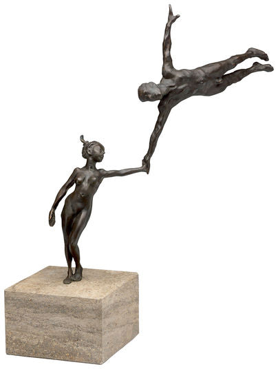 Bronzeskulptur einer Frau, die einen Mann mit ausgestrecktem Arm in der Luft balanciert, beides auf einem Steinsockel.