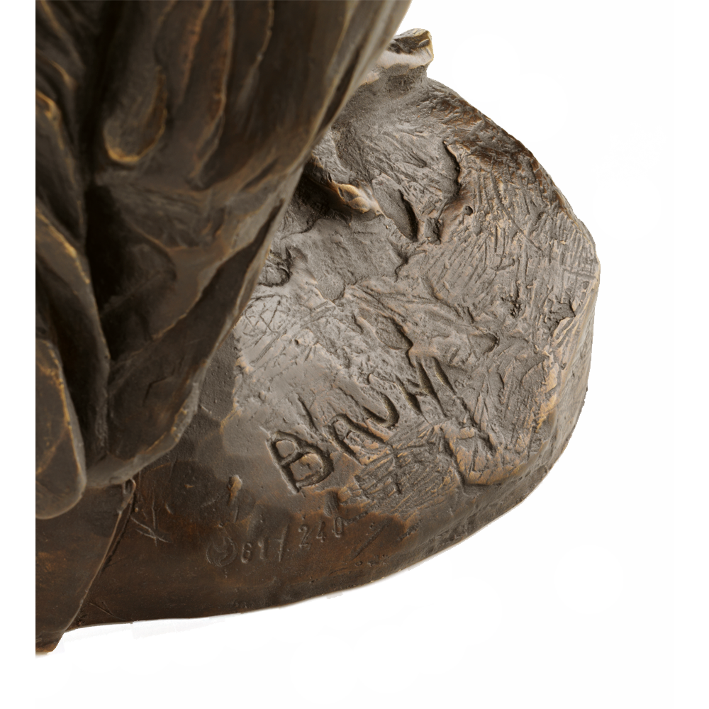 Nahaufnahme des Sockels einer Bronzeskulptur, in deren strukturierte Oberfläche „Bunn“ eingraviert ist.