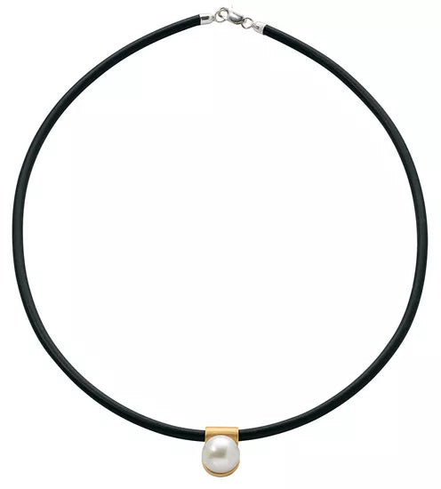 Schwarze Halskette mit einem zentralen goldenen Anhänger mit einer einzelnen weißen Perle.