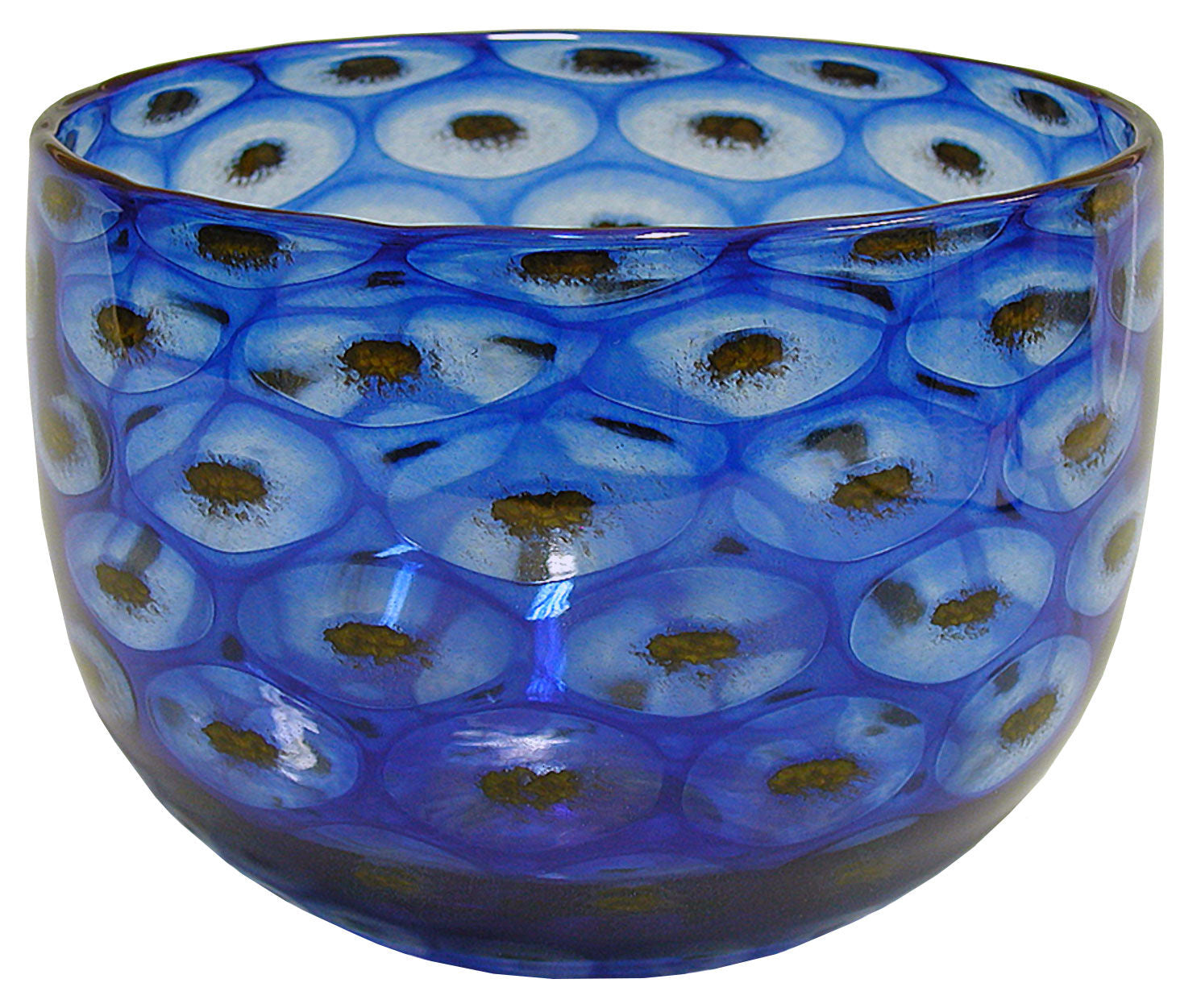 Eine blaue Glasschale mit kreisförmigen Mustern in helleren Blau- und Brauntönen, die ihre Oberfläche bedecken.
