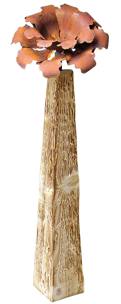 Hohe Holzskulptur mit strukturierter Oberfläche und einer blumenähnlichen Metallform an der Spitze.