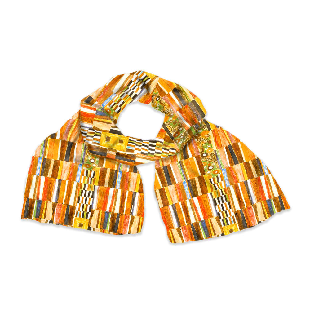 Bunt gemusterter Schal mit geometrischen Formen in Gelb, Orange und Schwarz, zu einem lockeren Knoten gebunden.