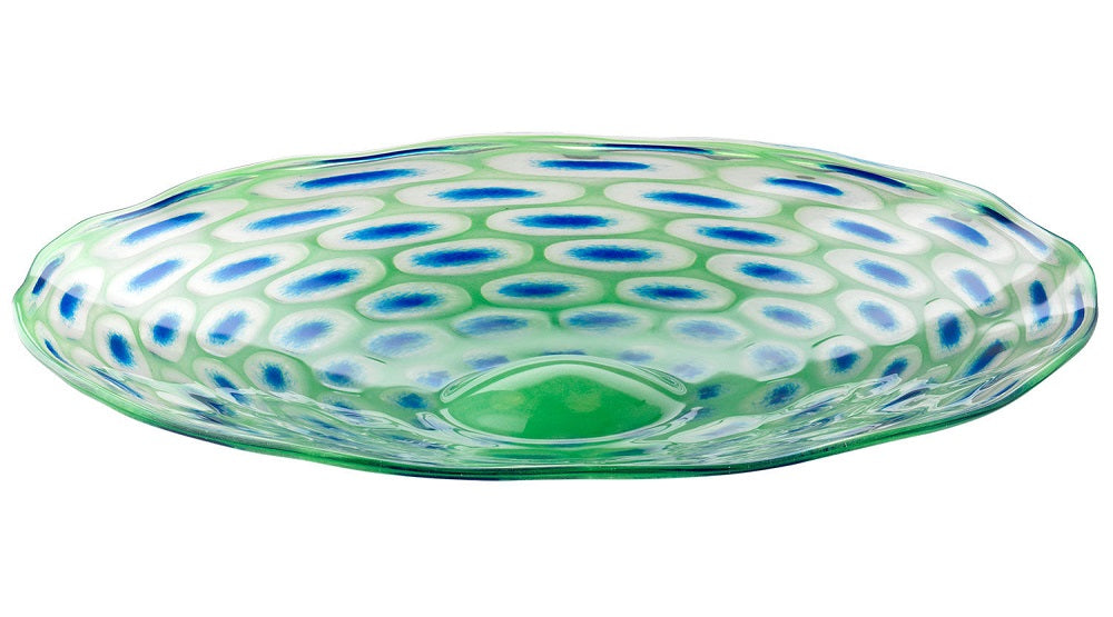 Ovale grüne Glasschale mit blau-weißem Punktmuster auf weißem Hintergrund.