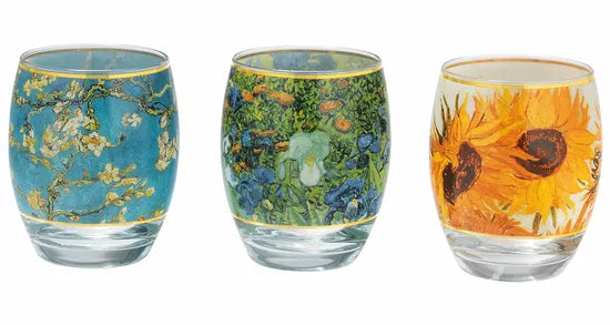 Drei Glasbecher mit floralem Motiv: blaue Blüten, grüne Mohnblumen und gelbe Sonnenblumen.