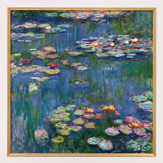 Ein Gemälde von bunten Seerosen, die auf einem Teich schwimmen, umgeben von blauen und grünen Reflexen.