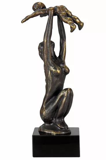 Die Bronzeskulptur „Gerard: Skulptur ‚Mutterliebe‘“ zeigt eine kniende Frau, die ein Kind über ihren Kopf hebt, montiert auf einem schwarzen Sockel.