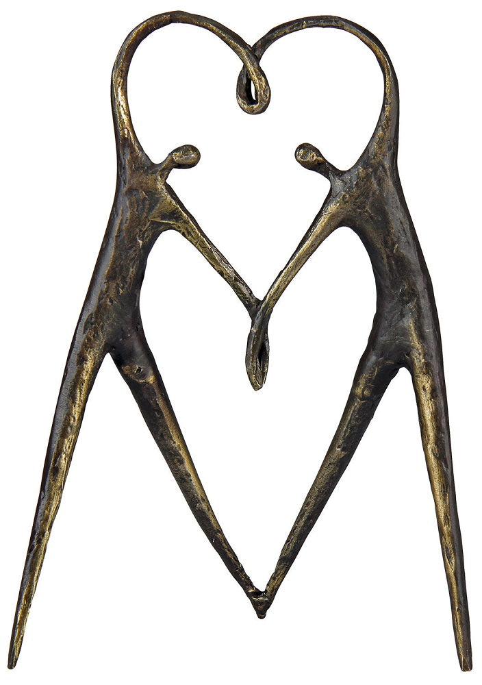 Zwei abstrakte Bronzefiguren bilden mit ineinander verschlungenen Armen und Beinen eine Herzform.