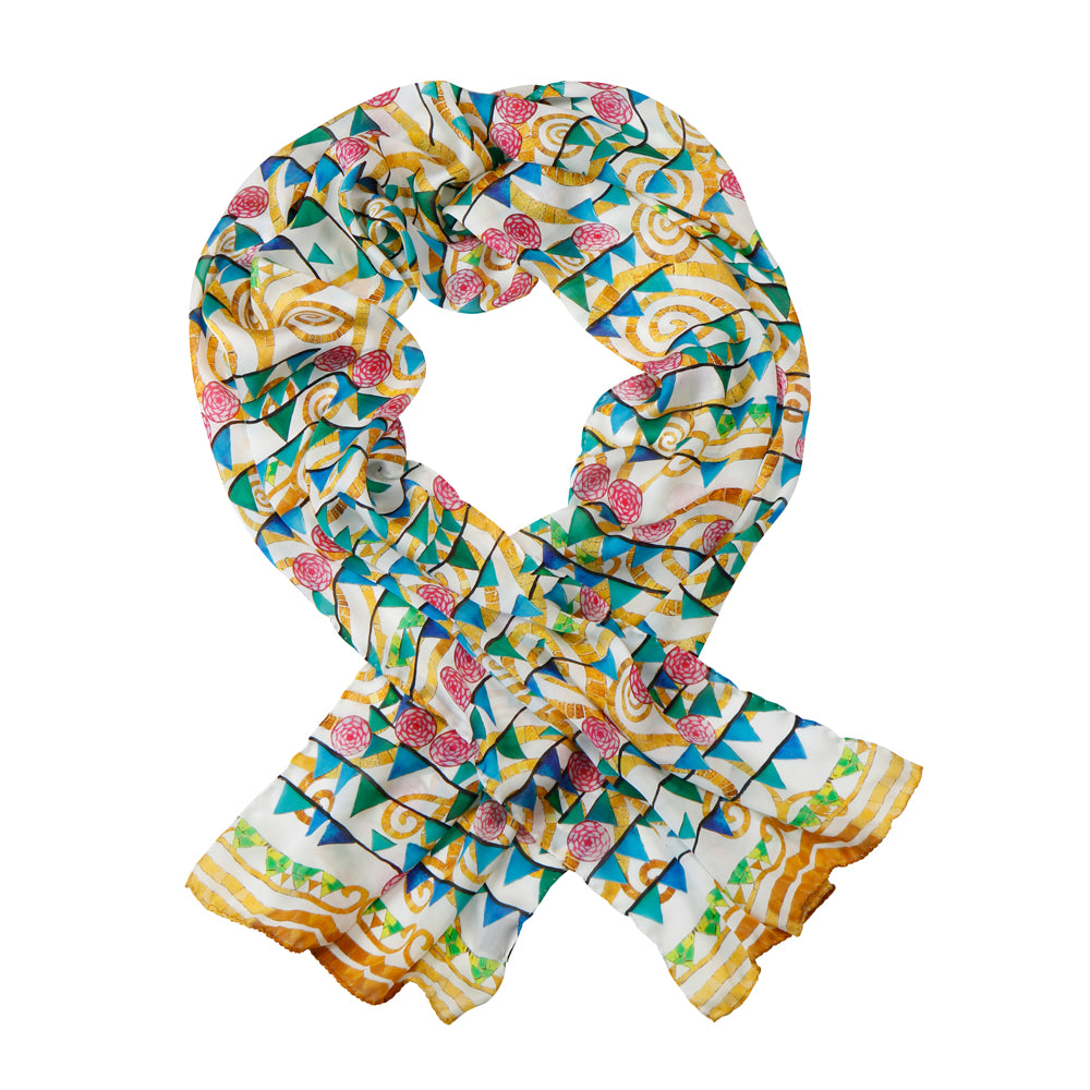 Bunt gemusterter Schal mit floralen und geometrischen Motiven, in einer lockeren Schleife auf weißem Hintergrund angeordnet.