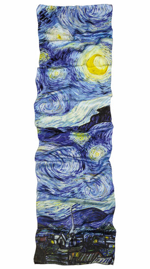 Ein langer, zerknitterter Seidenschal mit Van Goghs Motiv „Sternennacht“ (1889) in Blau-, Gelb- und Schwarztönen.