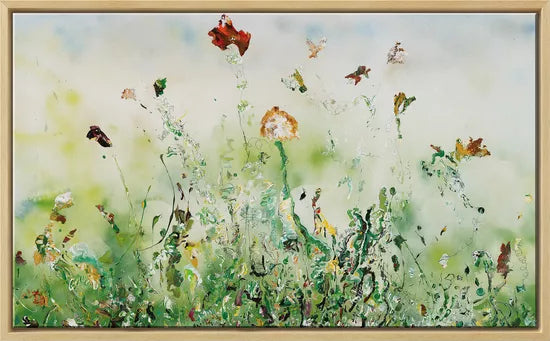 Abstraktes Gemälde von Wildblumen und grünem Gras mit Farbspritzern vor einem hellen, unscharfen Hintergrund.