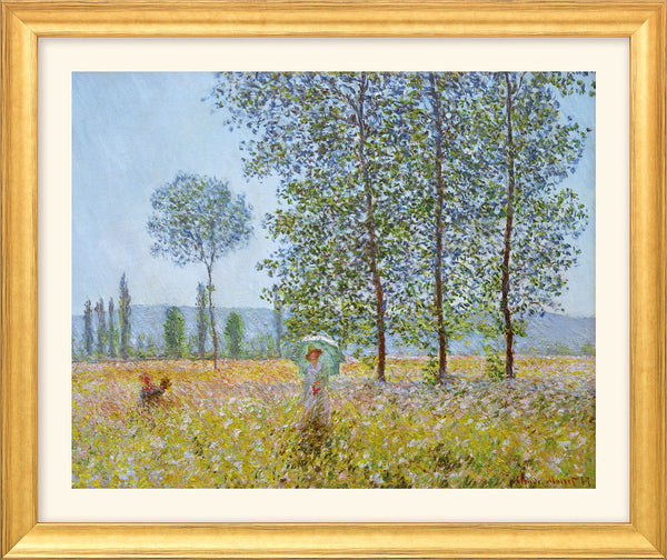 Eine Frau mit Sonnenschirm steht auf einem sonnenbeschienenen Feld mit hohen Bäumen, gemalt im impressionistischen Stil.